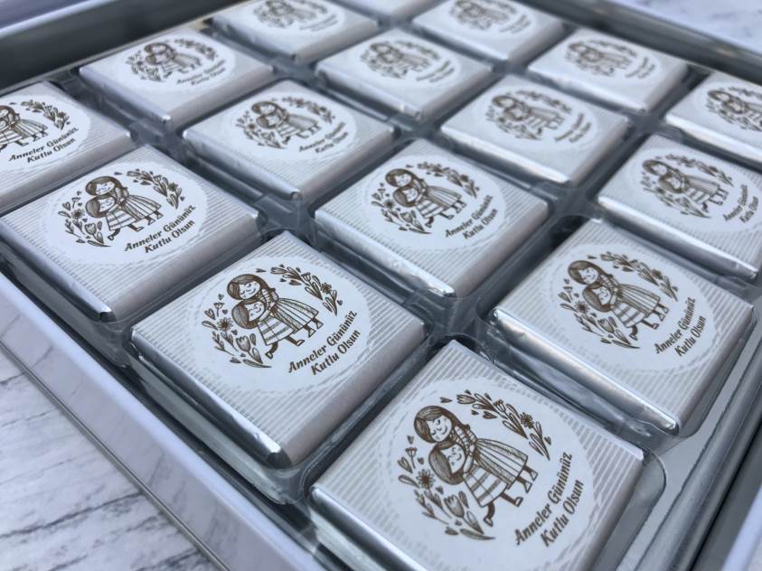 Anneye Çikolata - Anneler Günü Çikolatası Anne Ve Kızı Kare Metal Kutu A2028